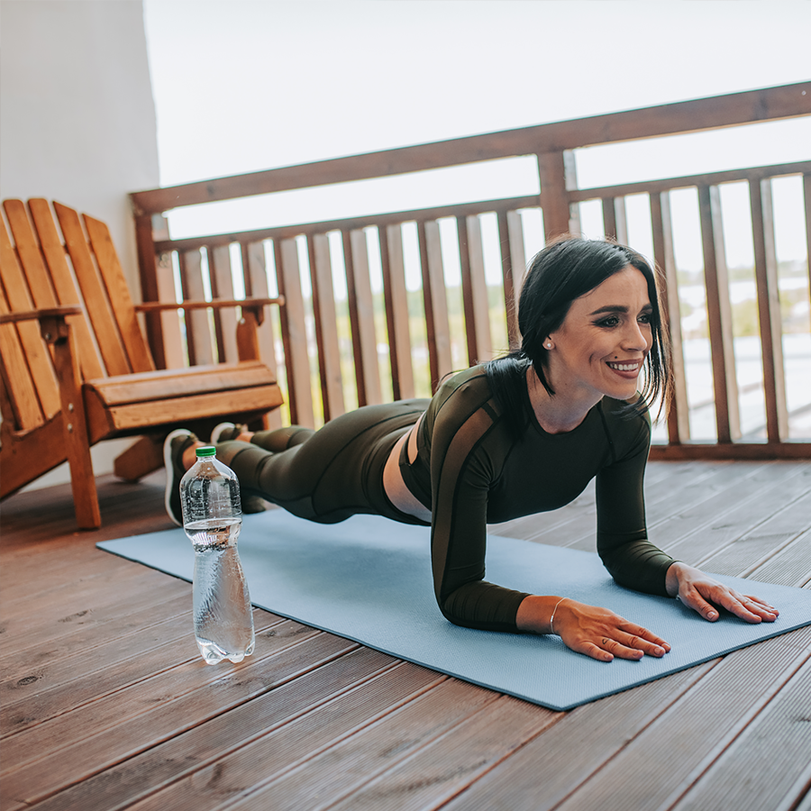 consejo 5 mujer haciendo ejercicio plancha abdominal